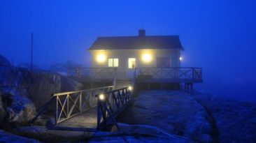 bastu med brygga på kvällen gula ljus